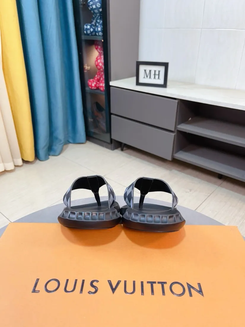 Men's shoes 💰260🌹🌹 (lv-Louis Vuitton) new men's sandals, high-end boutique, exquisite embossed logo decoration on the upper, fine workmanship, super soft soles, casual, loose and comfortable, a must-have in summer! \nsize：38-44